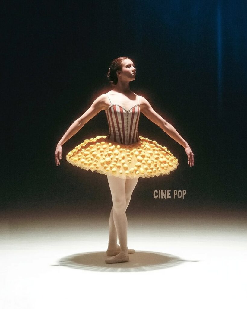 Una bailarina en pose elegante, en un fondo blanco minimalista, con un atuendo inspirado en una caja de palomitas de cine.